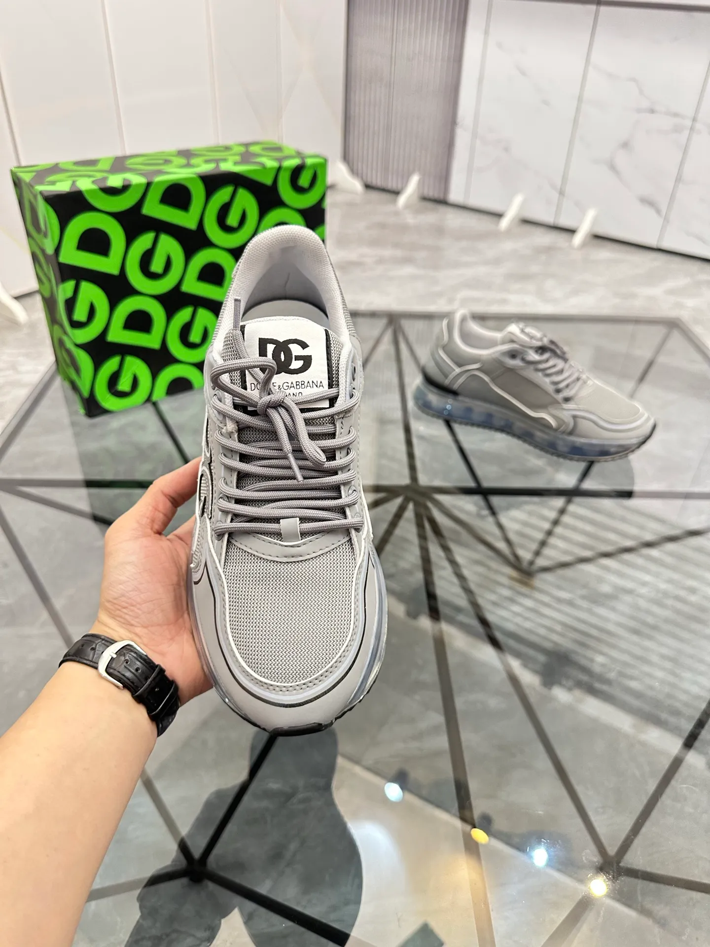 Men's shoes: 💰P500¥ Product trademark: DG "Dolce & Gabbana" low-top casual shoes Regular size: 35-44 (45.46 can be customized) Couple style Product materials: Upper imported cowhide stitching original material, breathable lining, original outsole. Number: 803
